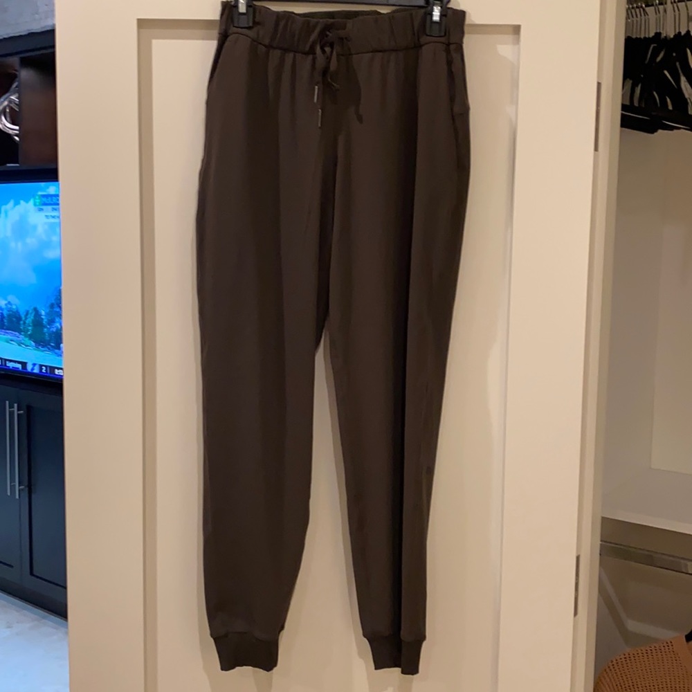 Lululemon On the Fly Jogger, size 8, olive green.